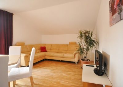 Melanies Guesthouse Caldaro- soggiorno con grande divano letto