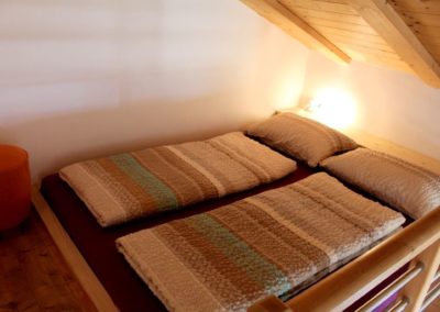 Melanies Guesthouse Kaltern Doppelbett im Hochbereich