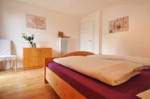 Melanies Guesthouse großes Schlafzimmer mit Doppelbett Kaltern Südtirol