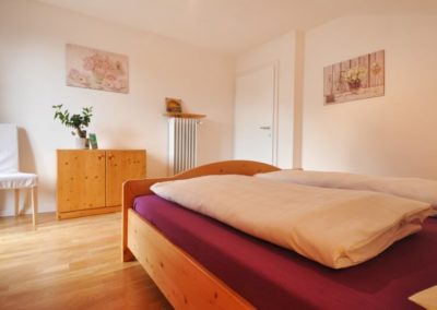 Melanies Guesthouse großes Schlafzimmer mit Doppelbett Kaltern Südtirol