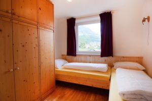 Melanies Guesthouse - Südtirol - Schlafzimmer mit 2 Einzelbetten
