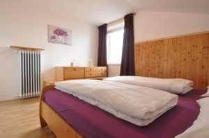 Melanies Guesthouse-Kaltern - Schlafzimmer mit Doppelbett